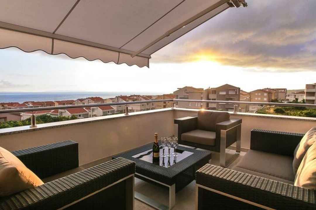 Modernes Penthouse im obersten Stockwerk mit schönem Blick auf das Meer