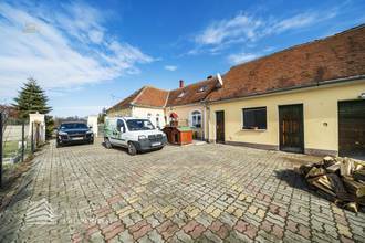 Thumbnail von Geräumiges Einfamilienhaus mit großen Garten