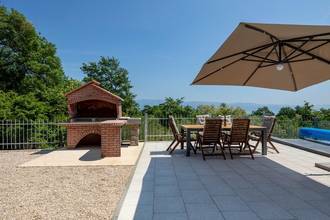 Thumbnail von Großzügige Villa mit Pool und Meerblick