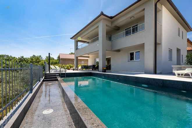 Großzügige Villa mit Pool und Meerblick