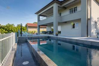 Thumbnail von Großzügige Villa mit Pool und Meerblick