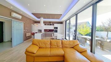 Thumbnail von Moderne Villa mit Swimmingpool und Panorama-Meerblick