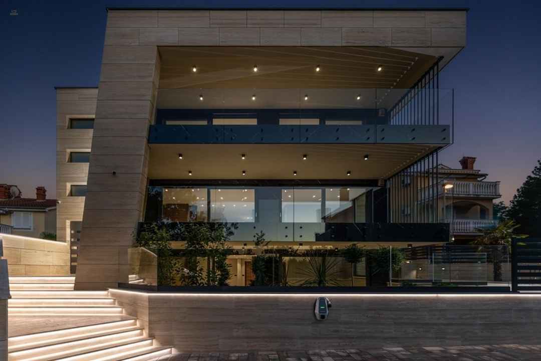 Modernes Luxus-Penthouse mit Pool und Meerblick