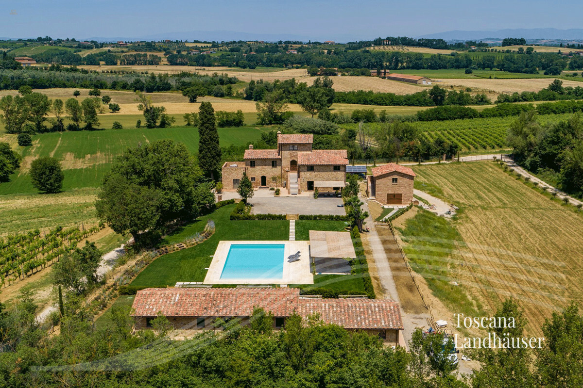 Очаровательное природное каменное поместье с бассейном в панорамном расположении