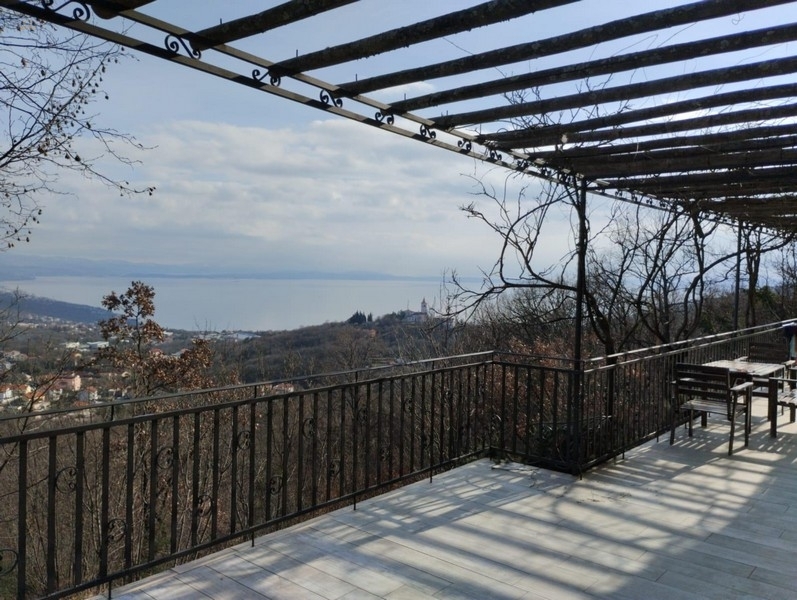 Wohnung im Erdgeschoss / Souterrain mit Panorama-Meerblick