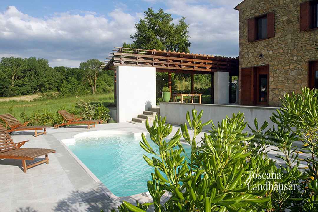 Neubau im Rusticostil mit modernem Wohnkomfort und Pool