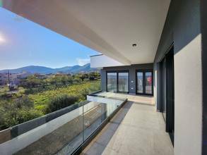 Thumbnail von Moderne Villa mit Infinity-Pool und Meerblick