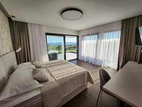 Thumbnail von Moderne Villa mit Infinity-Pool und Meerblick