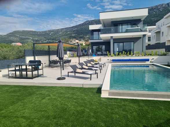 Moderne Villa mit Infinity-Pool und Meerblick