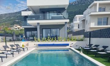 Thumbnail von Moderne Villa mit Infinity-Pool und Meerblick