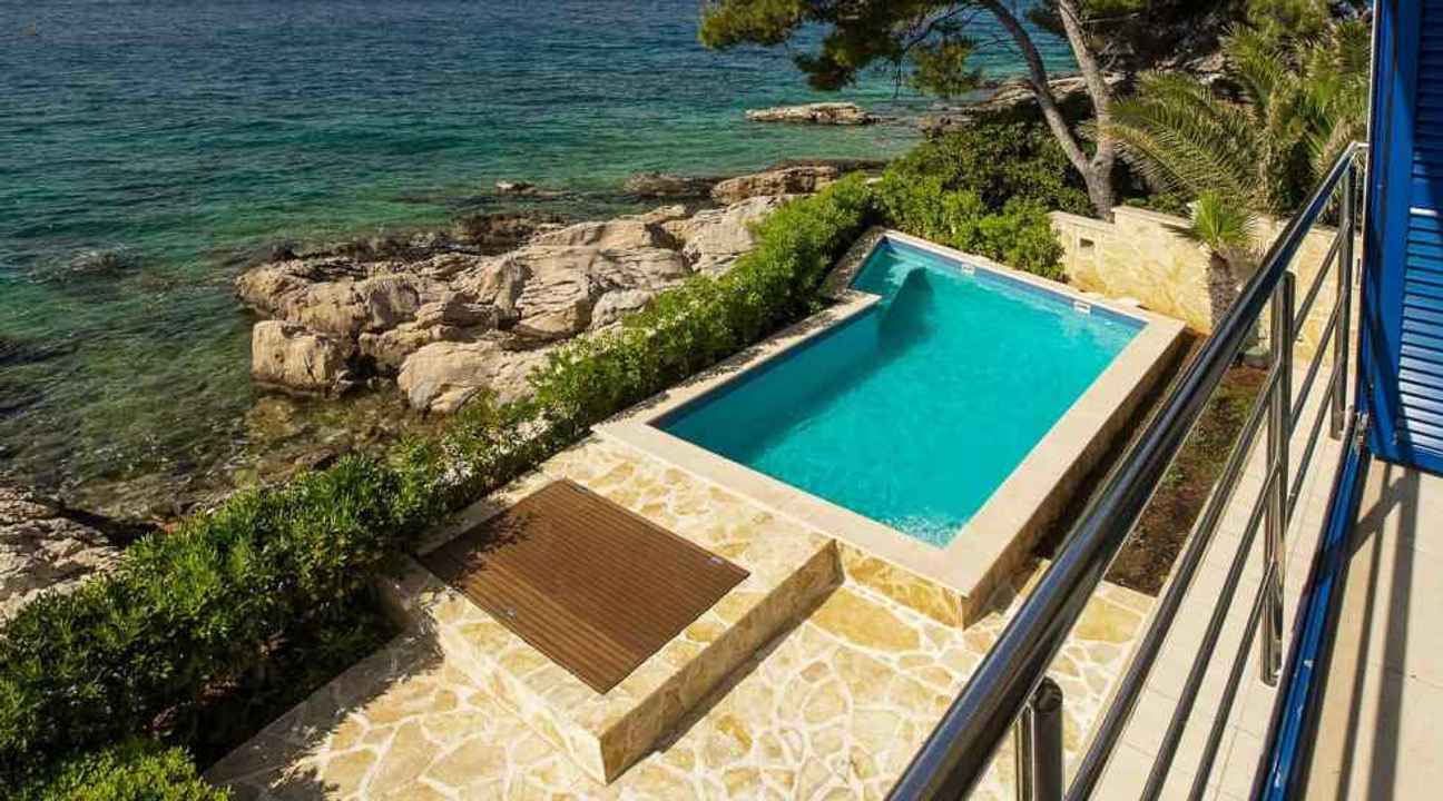 Mediterranes Haus mit Pool in außergewöhnlicher Lage am Meer