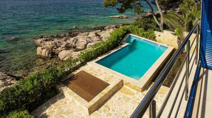 Mediterranes Haus mit Pool in außergewöhnlicher Lage am Meer