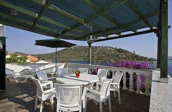 Thumbnail von Haus mit drei Wohnungen in der 1. Reihe zum Meer