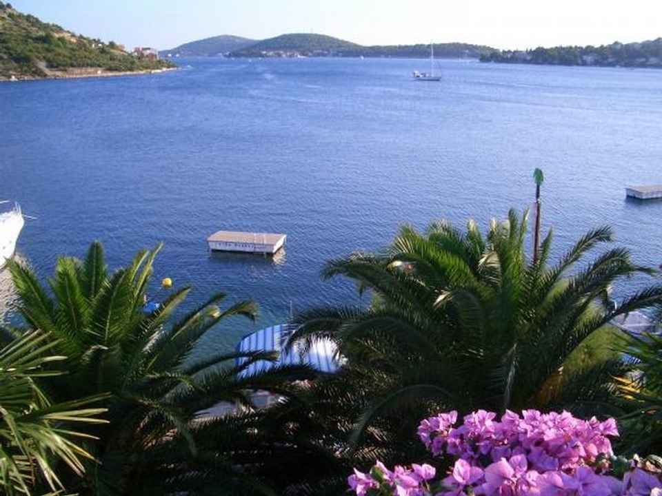 Haus mit drei Wohnungen in der 1. Reihe zum Meer