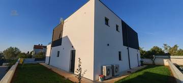 Thumbnail von Moderne Luxusvilla mit Swimmingpool