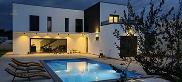 Thumbnail von Moderne Luxusvilla mit Swimmingpool