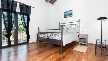 Thumbnail von Mediterranes Steinhaus mit Swimmingpool