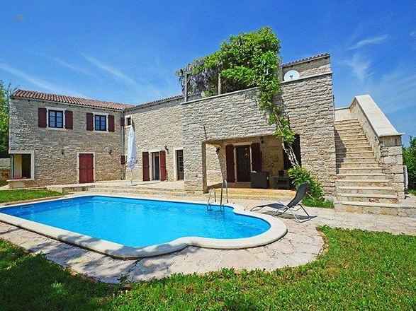 Mediterranes Steinhaus mit Swimmingpool