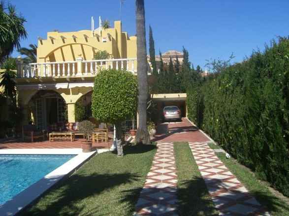 Villa for sale in - Nueva Andalucia 