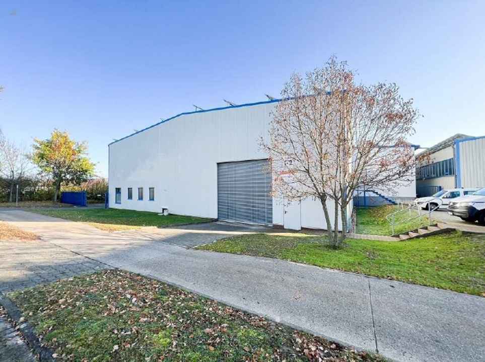 Autobahnnah | Hallenkomplex mit Kranbahnen zum Eigennutz