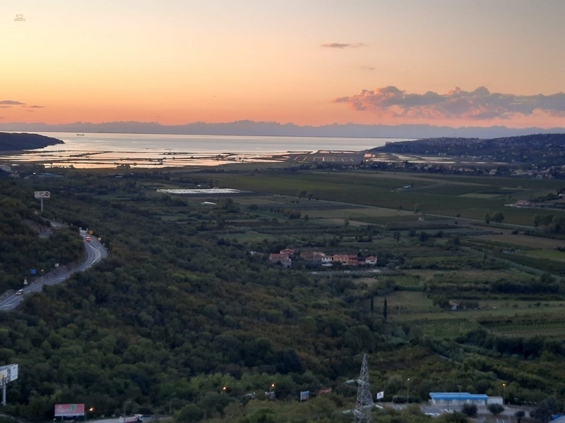 Mediterranes Steinhaus mit schönem Ausblick auf Berge und Meer