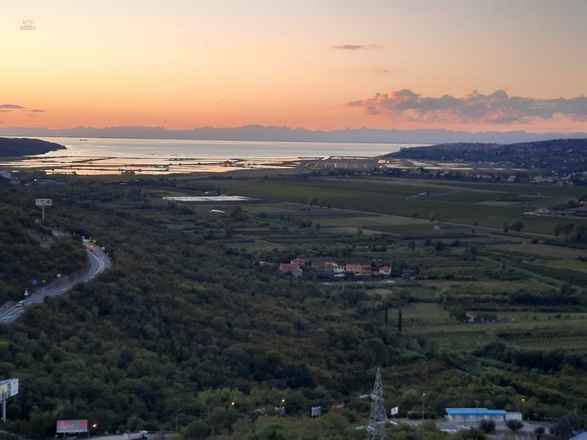 Mediterranes Steinhaus mit schönem Ausblick auf Berge und Meer
