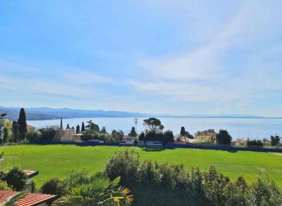 Wohnung mit schönem Meerblick in traditioneller Villa