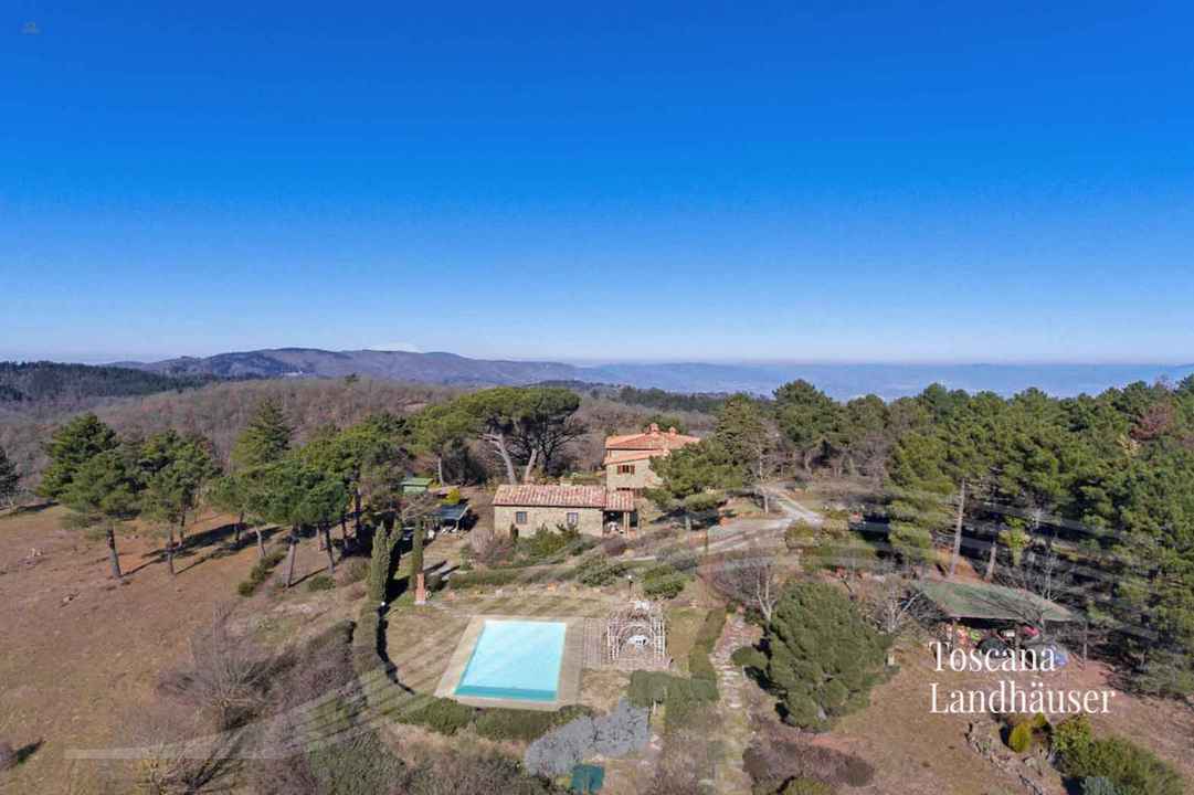 Auf der Hügelkuppe befindliches Anwesen mit traumhaftem Panoramablick und Pool