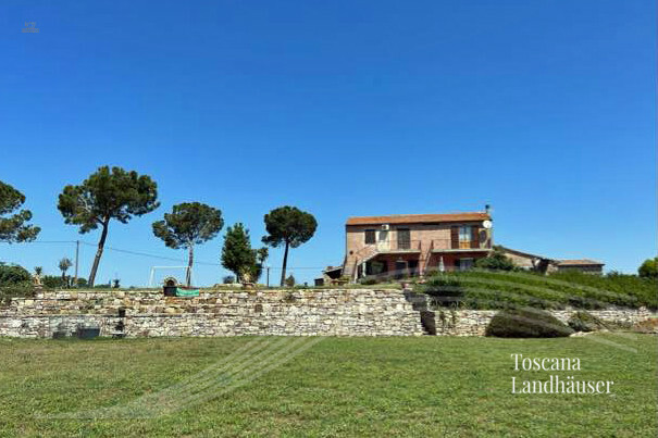 Anwesen mit insgesamt 8 Gebäuden und ca. 31 ha Land in Meernähe