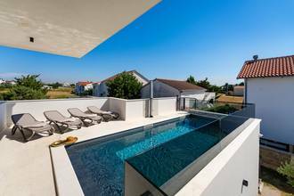 Thumbnail von Moderne Villa mit Swimmingpool