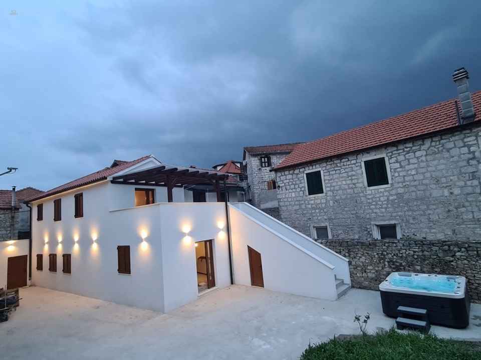 Modernes Einfamilienhaus mit Whirlpool