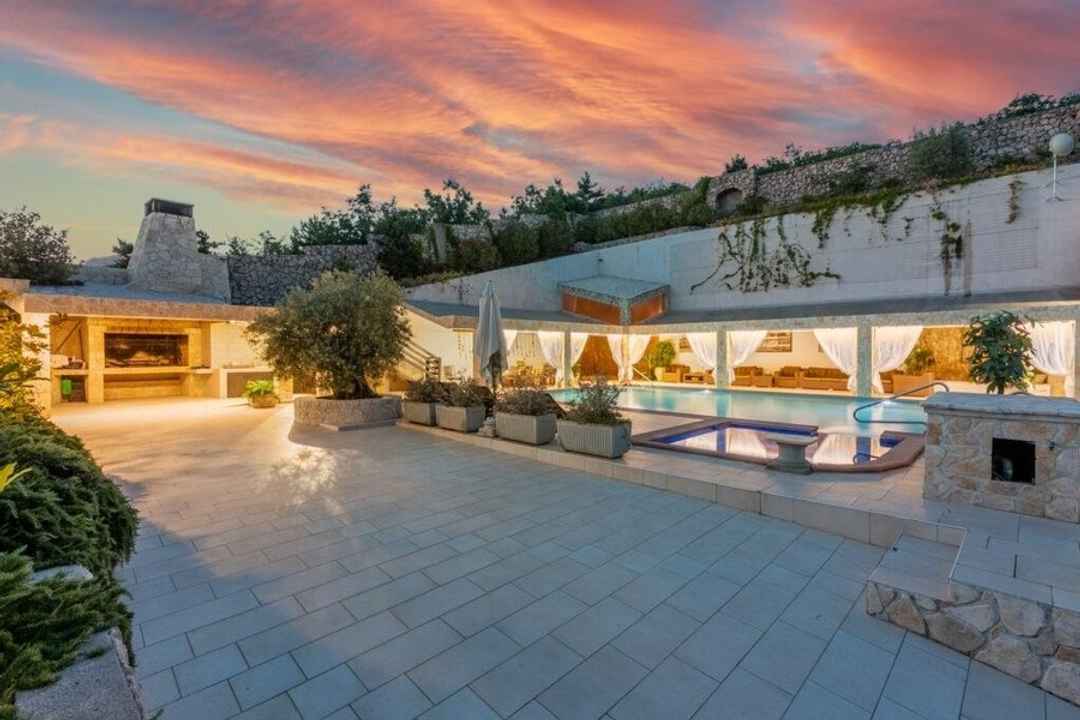 Appartementhaus mit Swimmingpool und Panorama-Meerblick