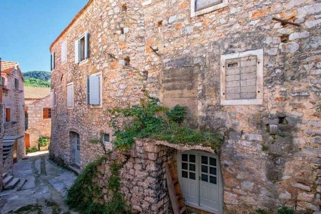 Steinhaus zur Renovierung bei Jelsa