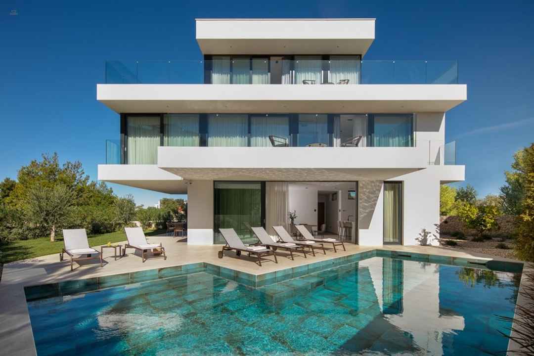 Moderna villa de lujo con piscina cerca de la costa