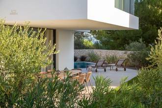 Thumbnail von Modern luxury villa with pool near the seafront