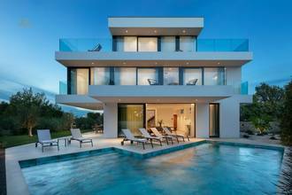 Thumbnail von Modern luxury villa with pool near the seafront