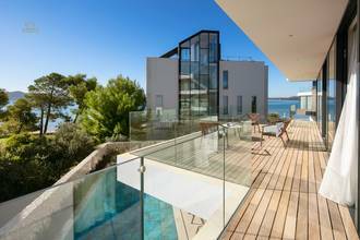 Thumbnail von Modern luxury villa with pool near the seafront