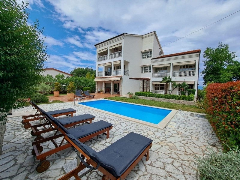 Hoogwaardig meergezinswoning met zwembad