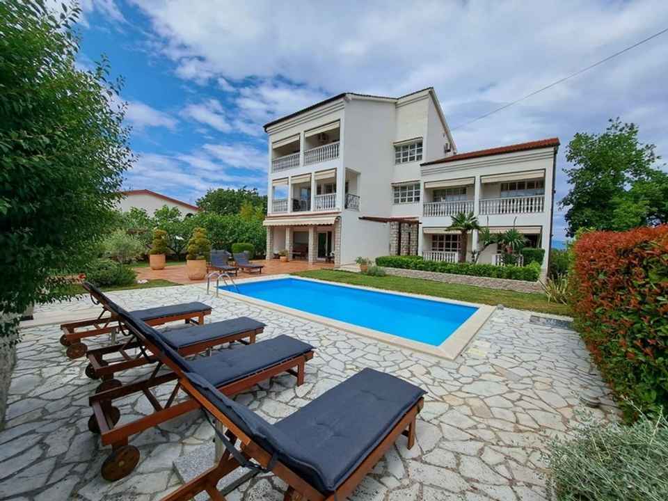 Hochwertiges Mehrparteienhaus mit Pool