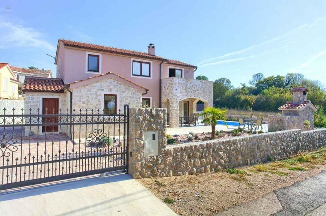 Mediterranes Steinhaus mit Swimmingpool