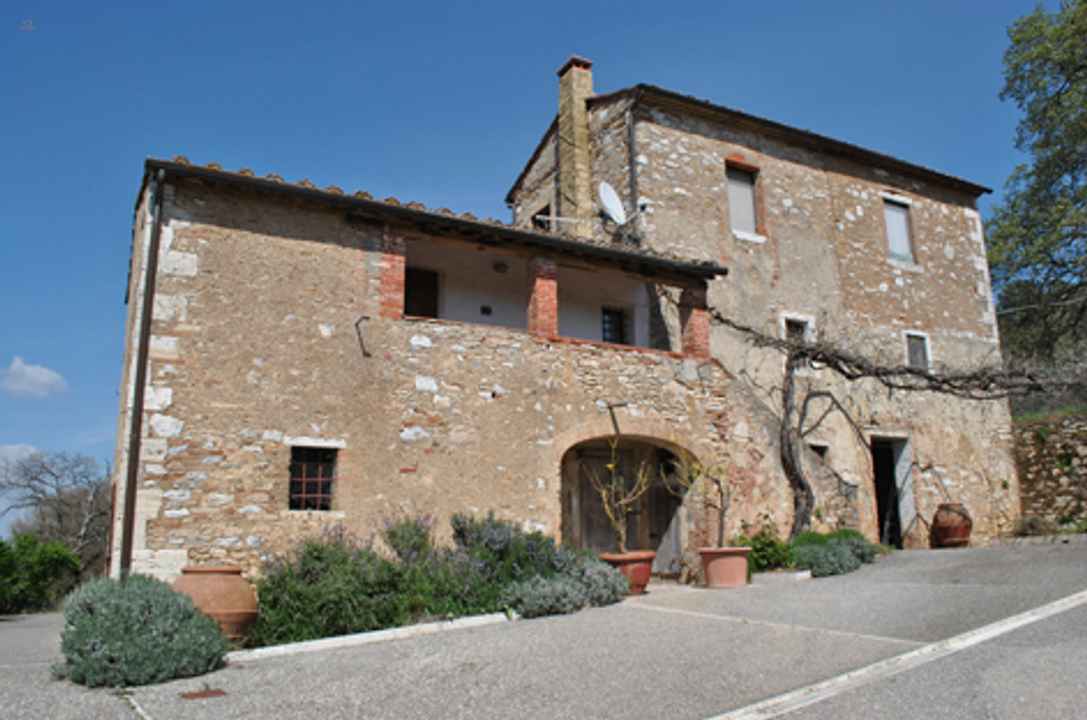 **Provisionsfrei für Käufer**
Idyllisch gelegenes Rustico mit Olivenhain nahe einer Stadt