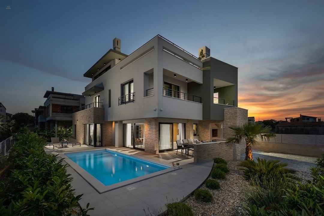 Moderne Luxusvilla mit Swimmingpool nahe dem Yachthafen