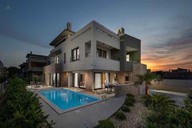 Moderne Luxusvilla mit Swimmingpool nahe dem Yachthafen