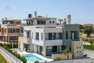 Thumbnail von Moderne Luxusvilla mit Swimmingpool nahe dem Yachthafen