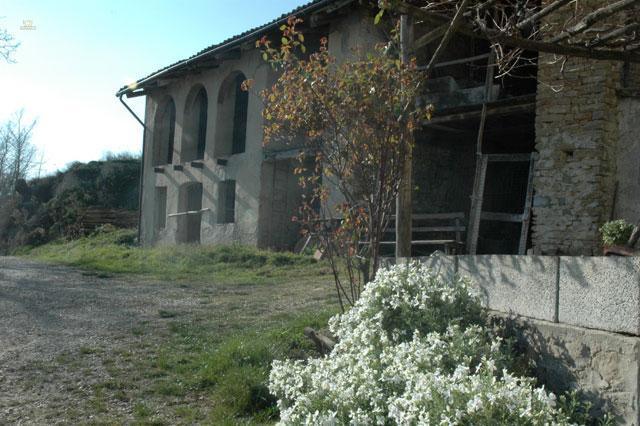 Thumbnail von Natursteingebäude in den sonnigen Hügeln bei Alba.