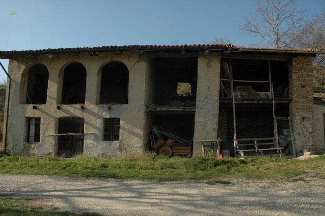 Natursteingebäude in den sonnigen Hügeln bei Alba.
