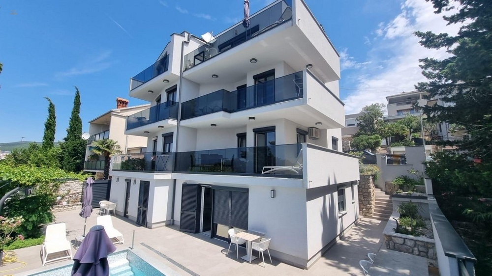 Modernes Appartementhaus mit Meerblick