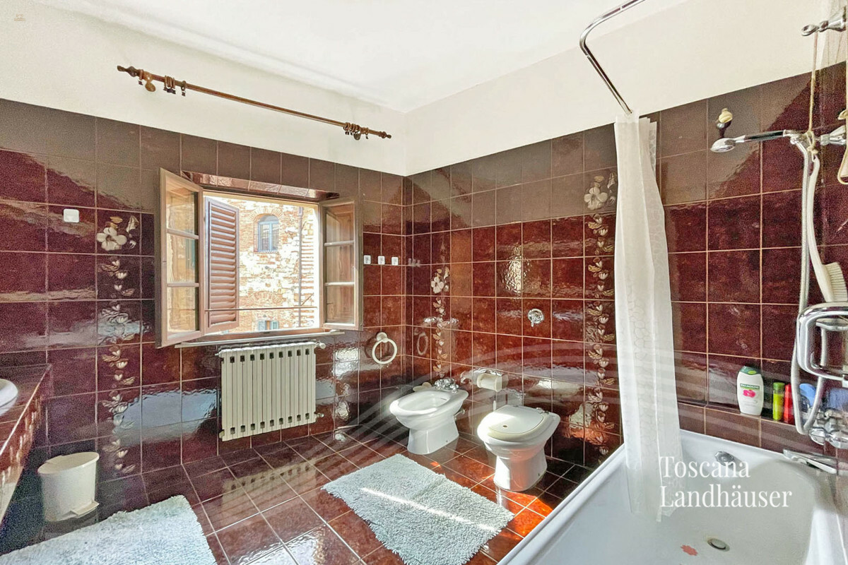 Thumbnail von Wohnung mit Blick auf historische Ortschaft und den Lago Trasimeno