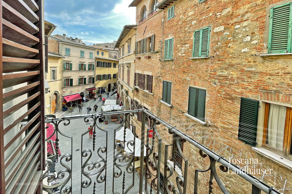 Thumbnail von Wohnung mit Blick auf historische Ortschaft und den Lago Trasimeno