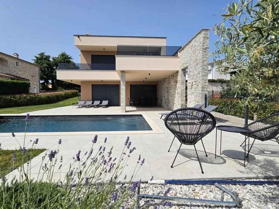 Region Porec: Moderne Villa mit Pool